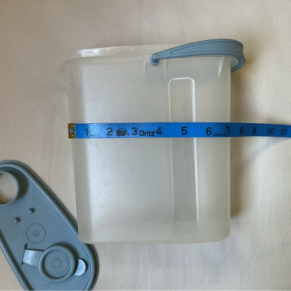 Tupperware Beverage Buddy 2 quart Blue Lid Juice Cocktail Container Vintage